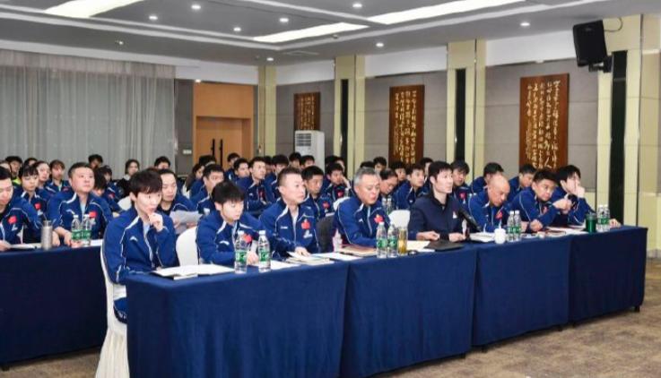 一张图，就把国乒相关人员的地位排出来了。国乒领导和队员一起开会。第一排中间（