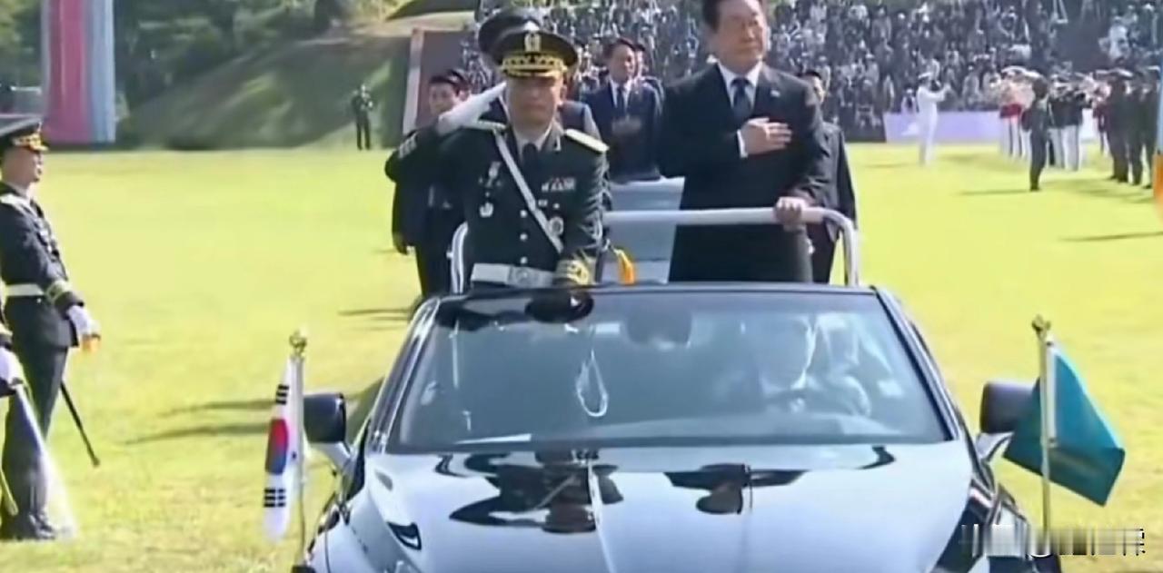 李在明还真是个励志的总统当地时间10.1日，韩国国军成立77周年，阅兵仪式过
