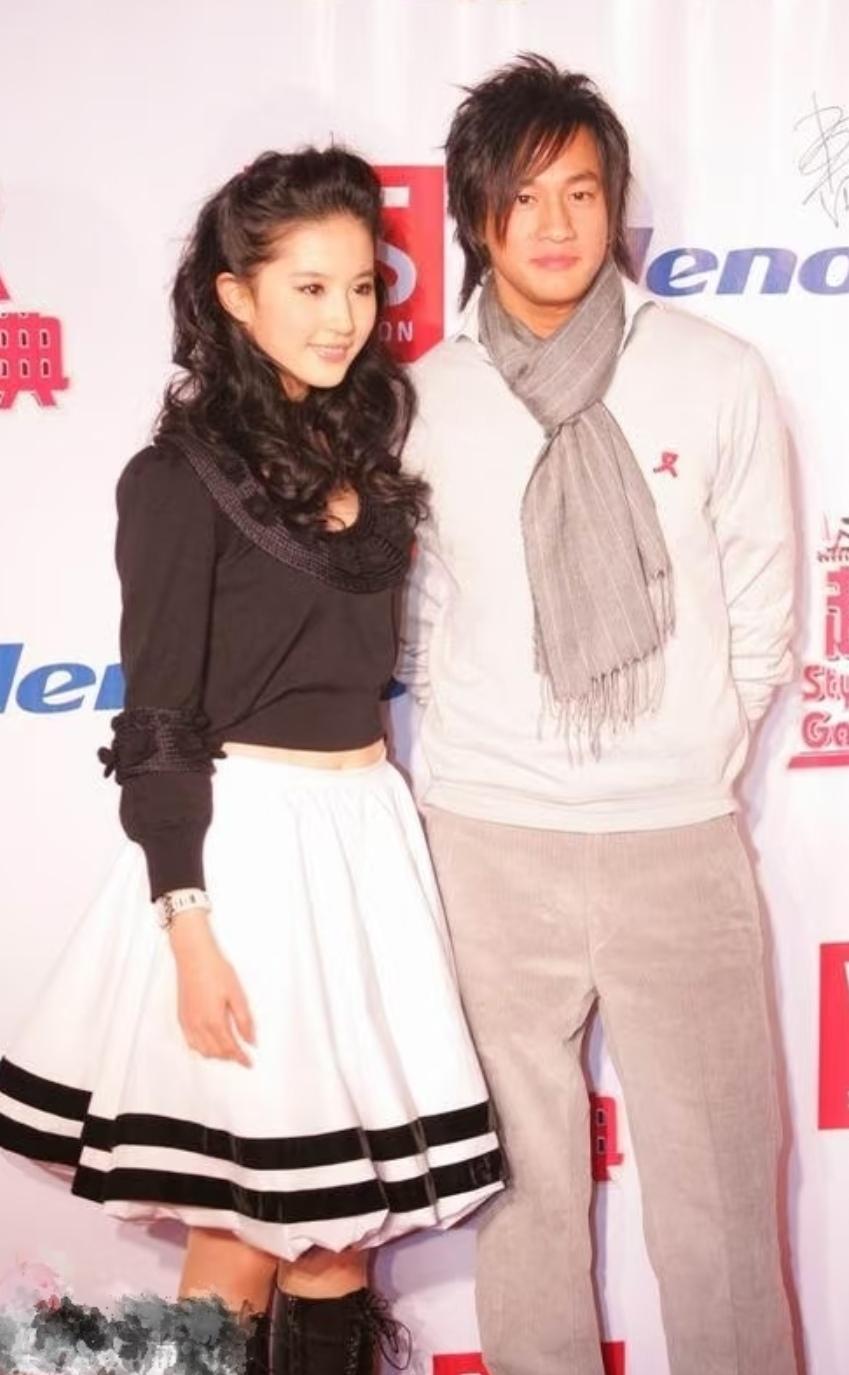 不得不说，何润东这脸型是真的赢麻了！连刘亦菲这种天生小脸的绝世美女，站在他身边，