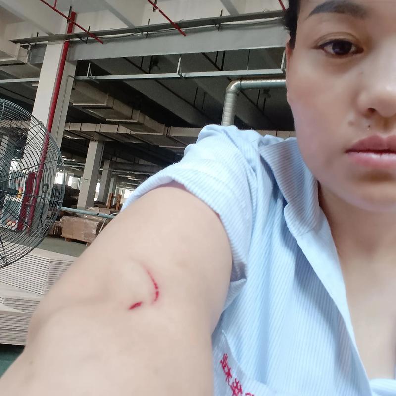 工厂上班打架了，厂里厕所规定小的三分钟，大的5分钟，我是去上厕所8分钟后回来，拉