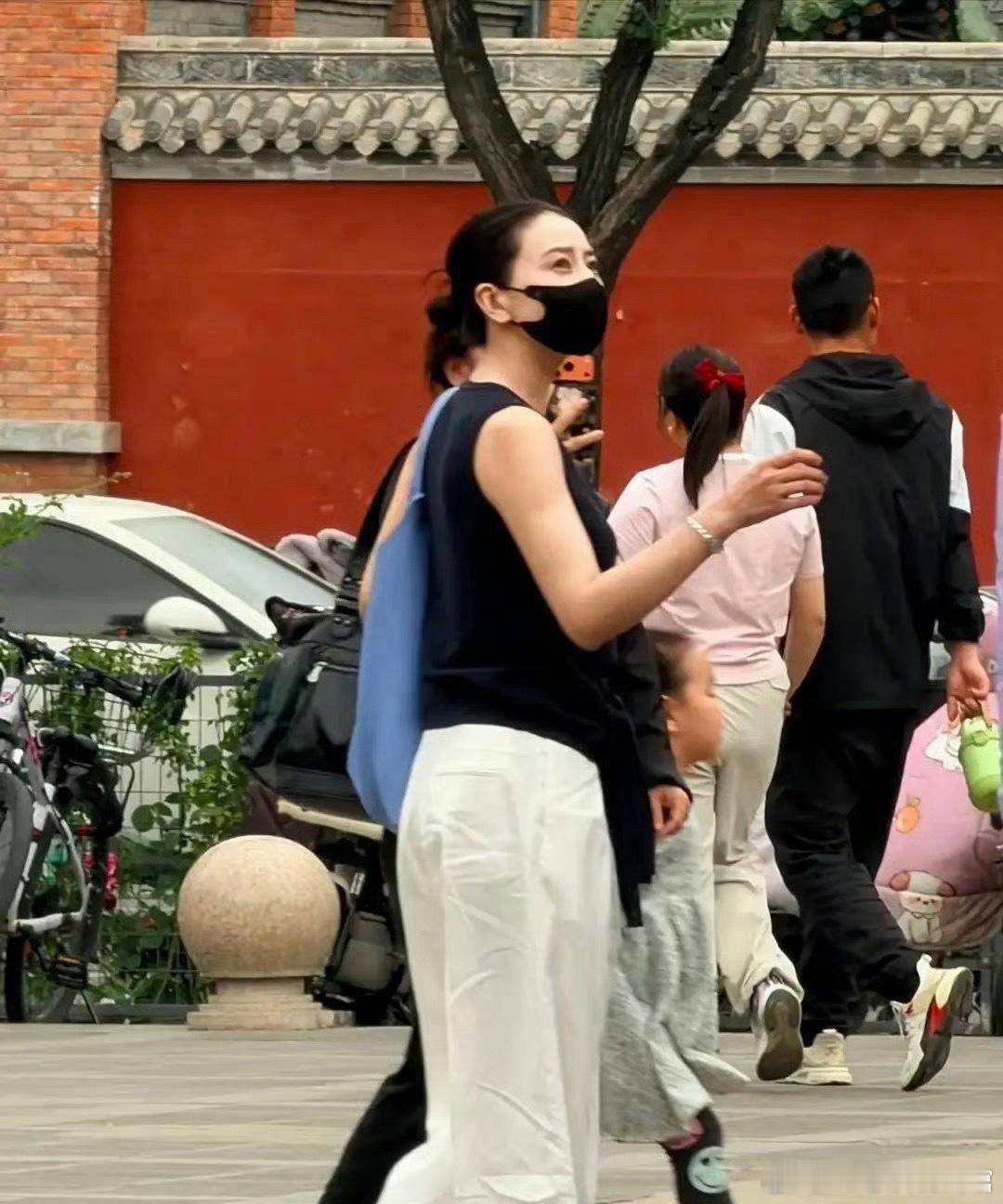 网友街头偶遇高圆圆，当天她衣着休闲，扎着丸子戴着口罩。这么低调的打扮也藏不住星味