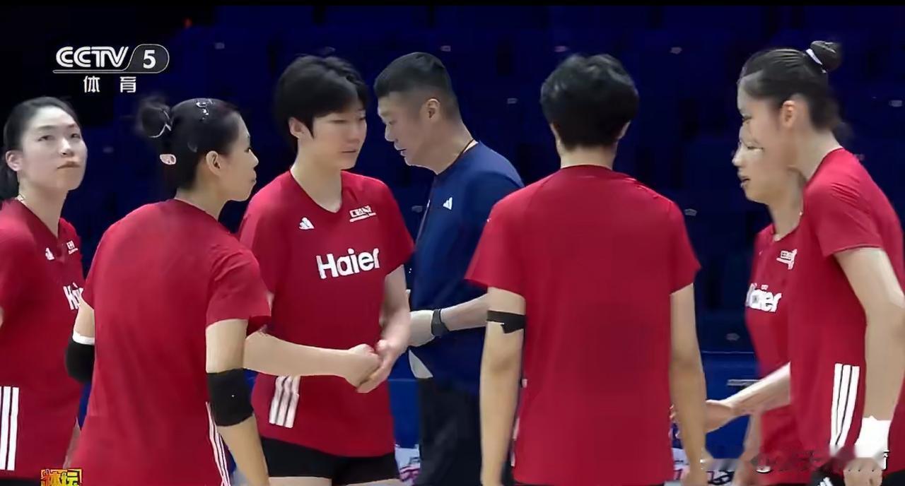 中国女排对阵捷克女排的首发阵容疑似泄露！央视一大早发了关于中国女排昨晚上训练的报