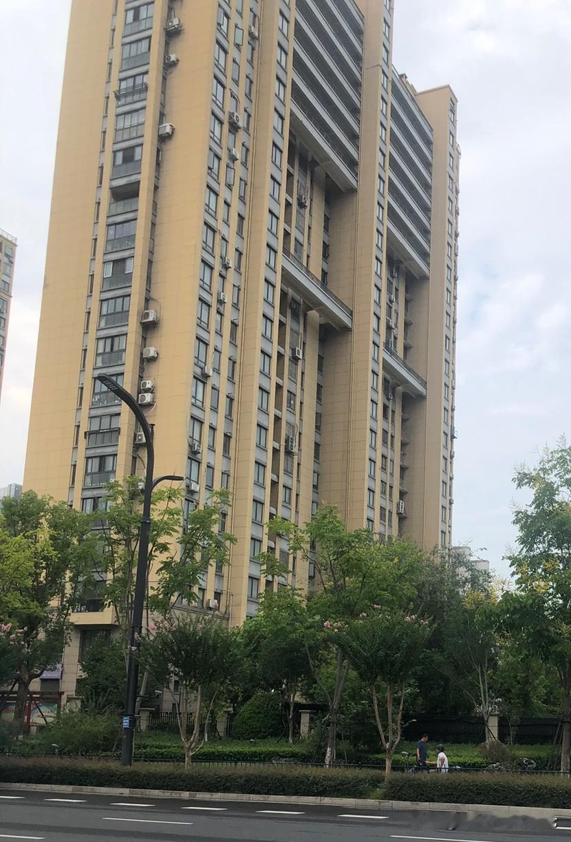 中午跟朋友一起吃饭的时候，我手机收到一条银行短信，不知道是谁给我的卡里转了15万