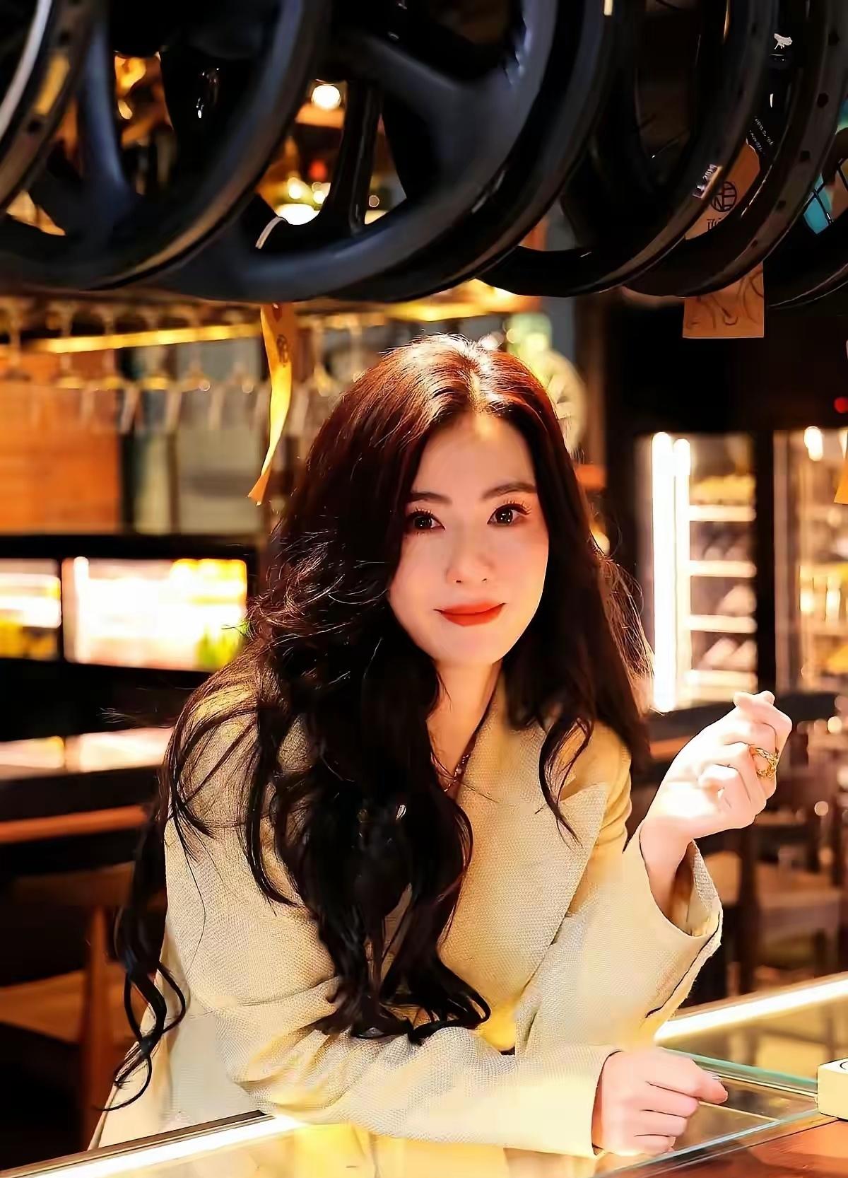 张柏芝当年抱着两个孩子转身时那句“我不要钱，只要他们”，藏着比离婚更重的分量。