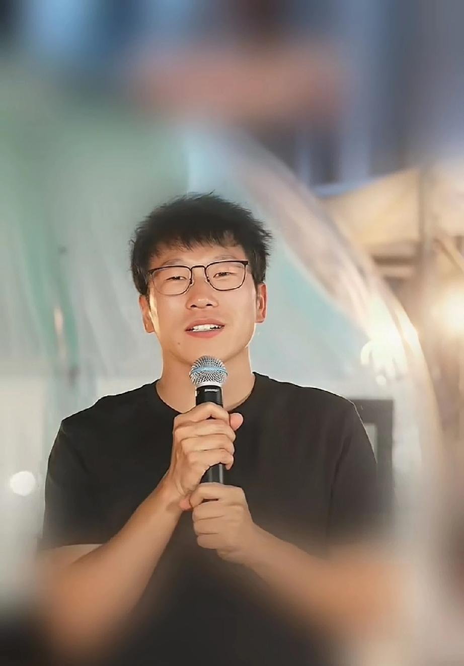 刷到东方甄选明明团建时讲述参加这次大阅兵的情况。评论区便有人将其与董宇辉比，说董