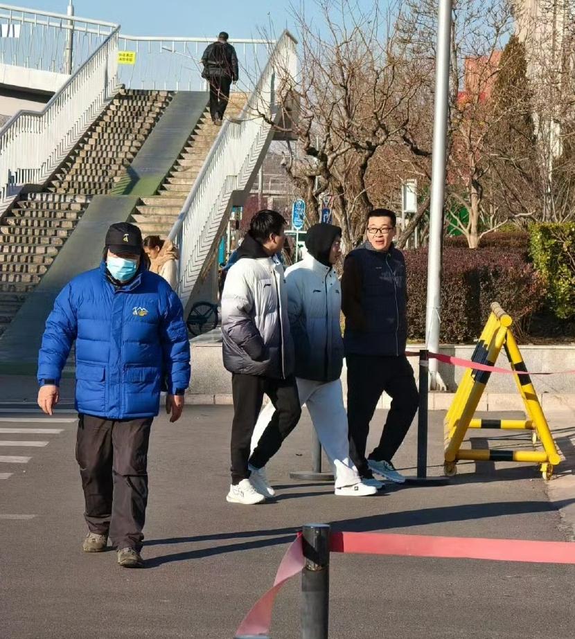 体总门口被偶遇的王曼昱体能教练孙奇，与国乒队员徐瑛彬、袁励岑一起吃完午饭后回体总