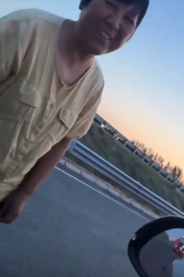 “他们说鲁牌车会帮忙！”一对河南夫妇到山东收割小麦，途中上厕所被搁置在服务区两个