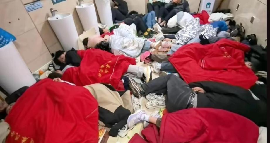 泰山厕所睡满年轻人，不分男女挤一地！不是穷，是真的太清醒了五一泰山最火的不是日