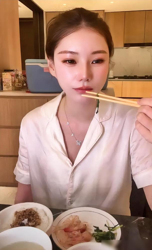 汪小菲娶的两个老婆，就是两个极端，大S嫌北京冷，北京空气不好，所以常年呆在湾湾