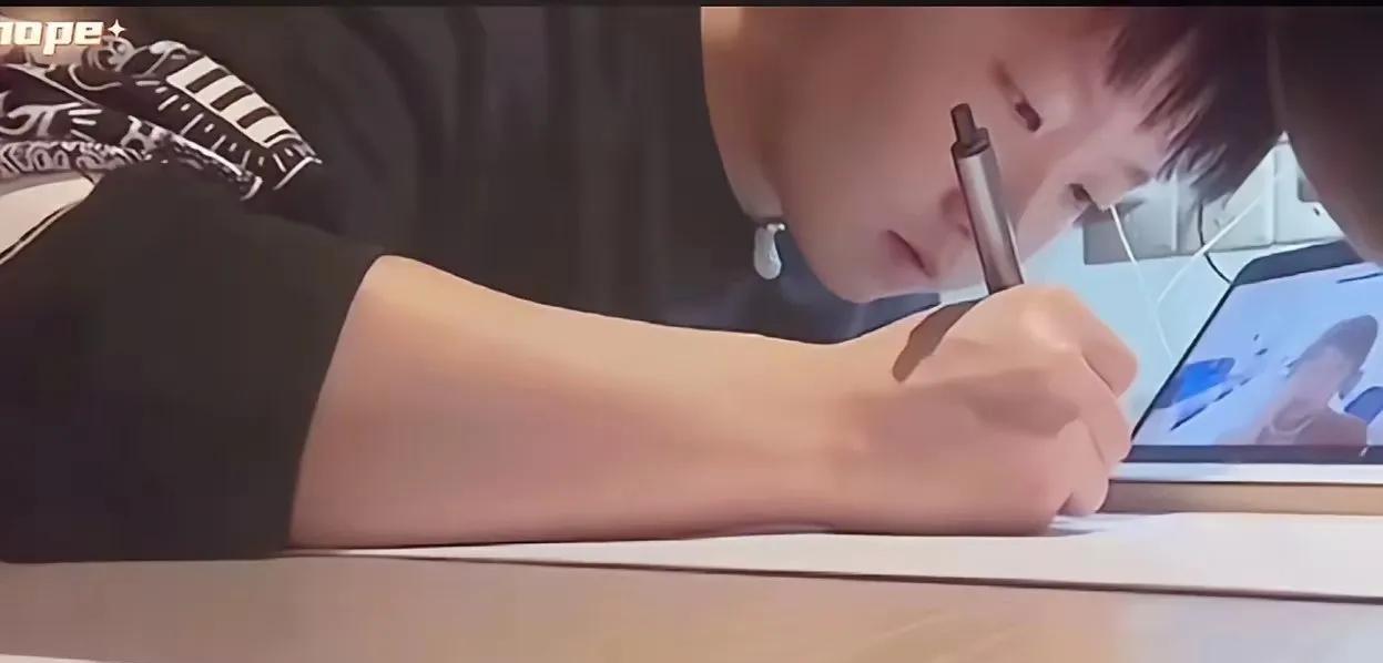 孙颖莎为何没打乒超联赛呢？难道真是因为要做上海交大的答辩呢？她不是深圳大学队