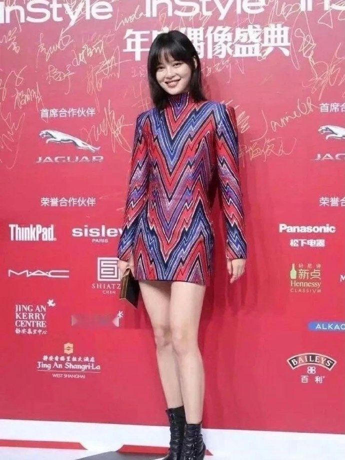 辛芷蕾和关晓彤撞衫，哪一个更显女人味？​​​