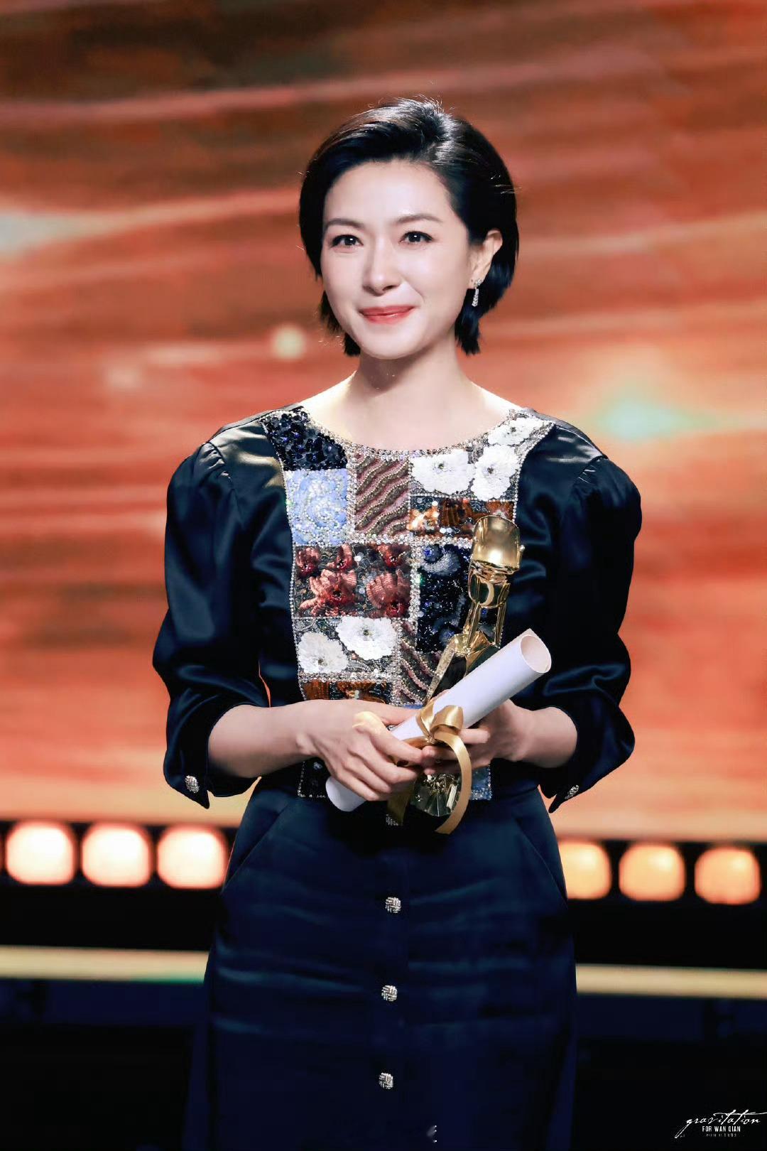 万茜凭借「长夜将尽」获得上海电影节金爵奖影后，成为继吕星辰获奖长达14年后、再次