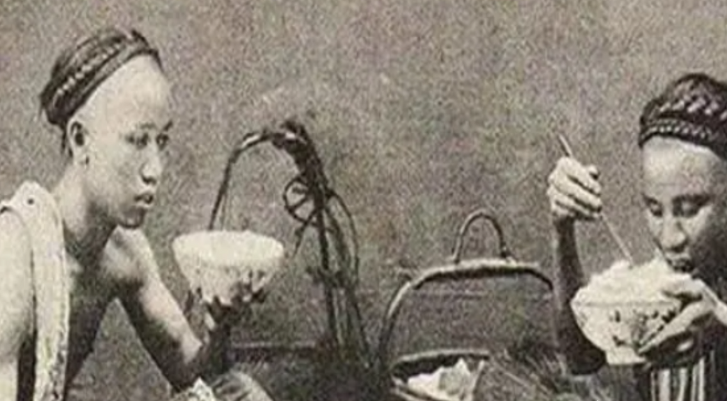 1953年，李鸿章的孙子李子嘉，身着破烂衣服，踉跄着走到一个湖边，纵身一跃跳了进