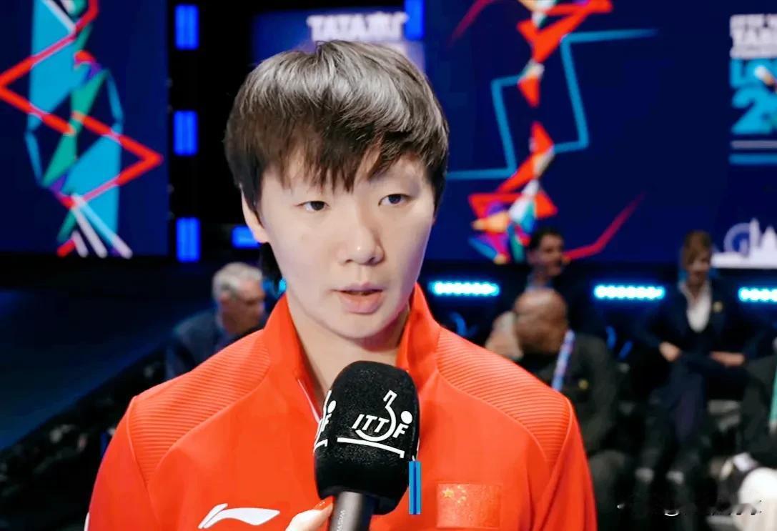 王曼昱这场3:0赢得干净，赛后还顺手夸了莎莎一把。记者问瑞典队打法有特点，女