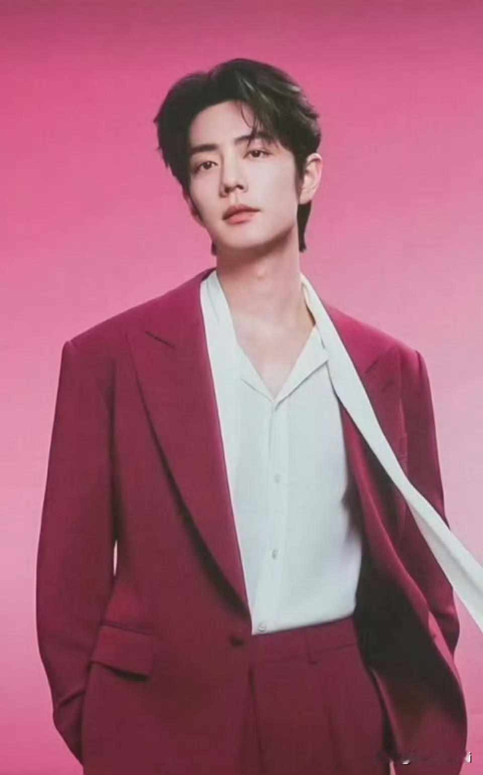 尚界准备一个车🚗一款服装吗，这身红的发紫的服装和车相得映彰，配巨星肖战太完美了
