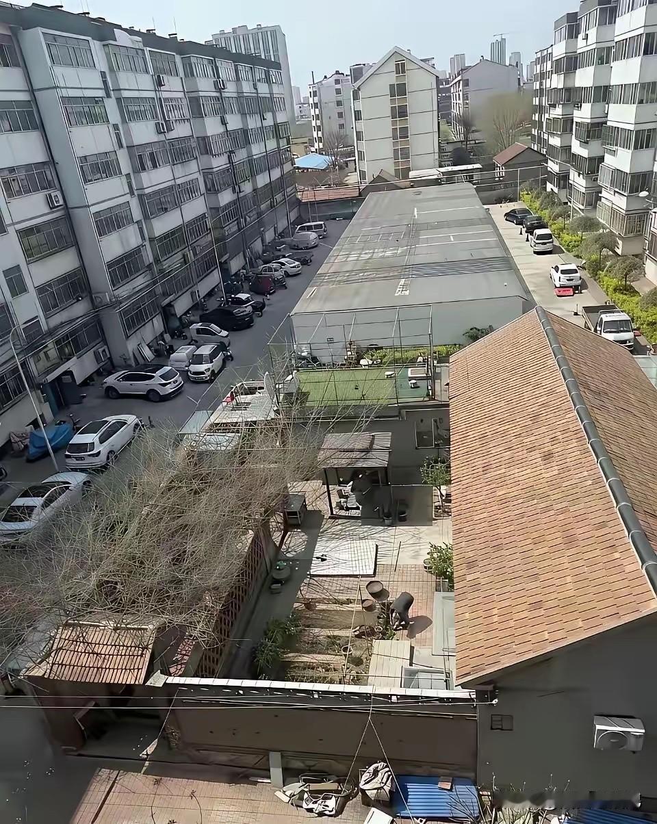 眼睁睁看着邻居都住上了电梯房，不知道这家钉子户有何感想？