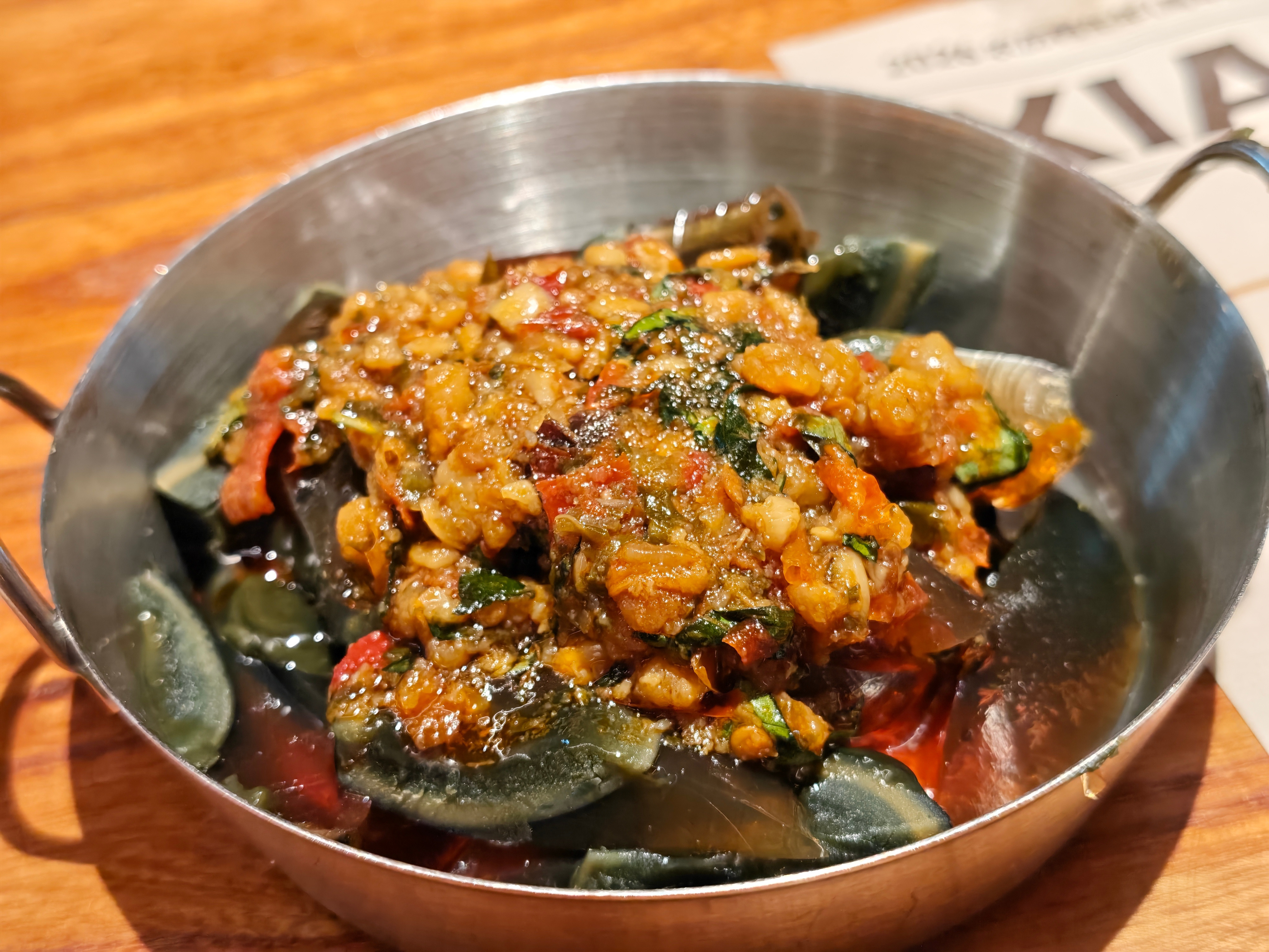 来自中国台湾的卤肉饭，吃了一碗不亏是排队王，真的好吃。