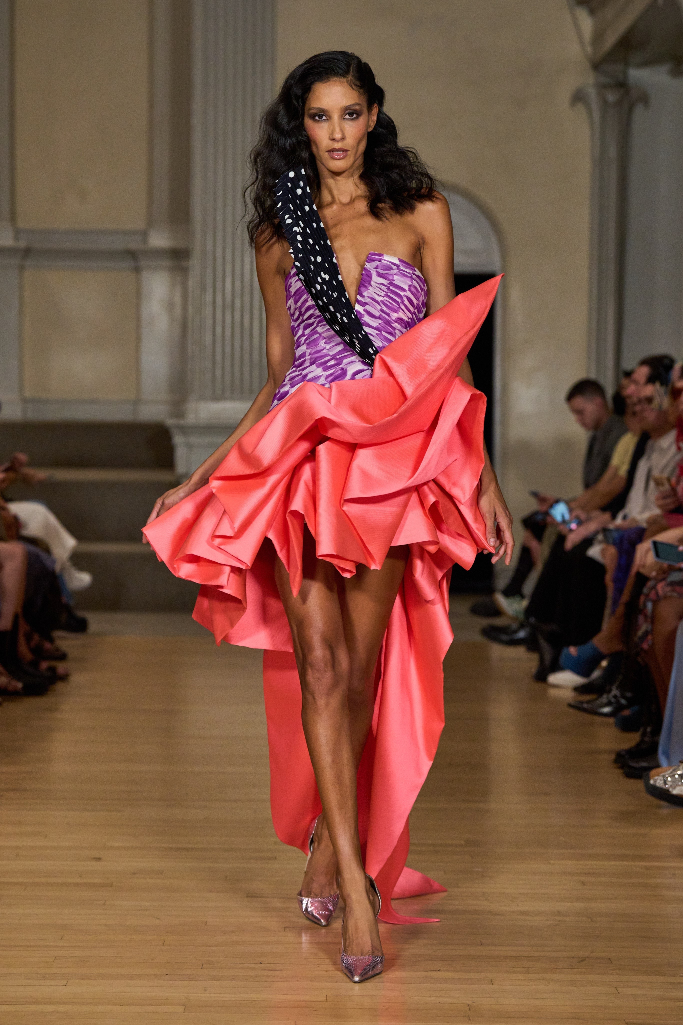 Angelababy｜红蜻蜓品牌直播Baby的全新高定造型！今日亮相品牌直播