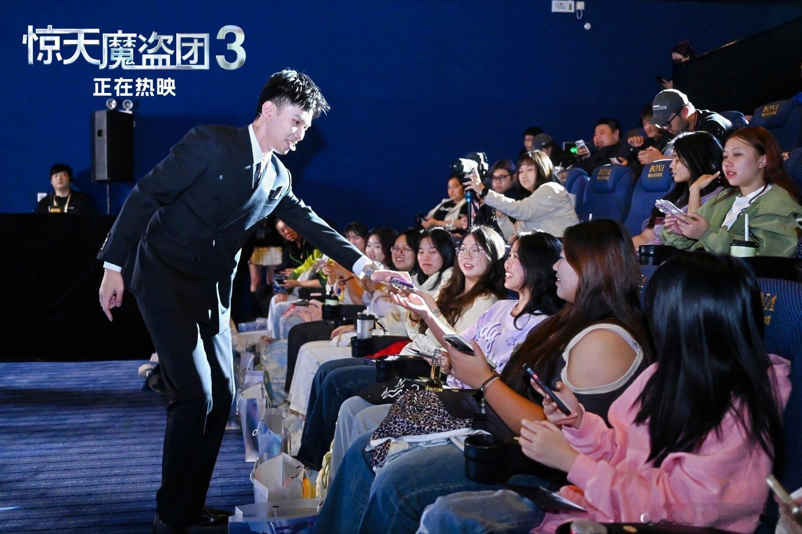 谁还没看《惊天魔盗团3》？魔术与犯罪题材结合超带感，全程高能反转，“偷”过观众眼