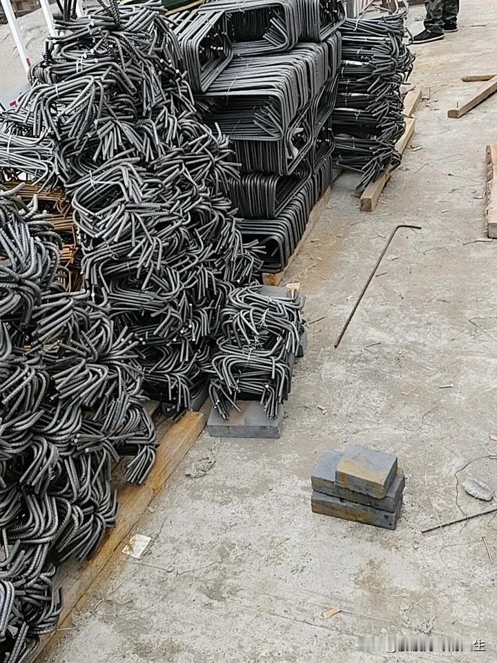 干了二十八年钢筋工，每天开工第一眼，看见的就是这些磨得发亮的木方和堆成山的箍筋。