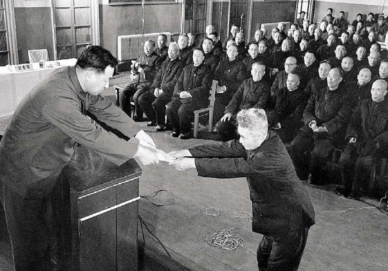 1975年，已经82岁高龄的毛主席突然问身边的人：功德林里，还有国民党战犯吗？“