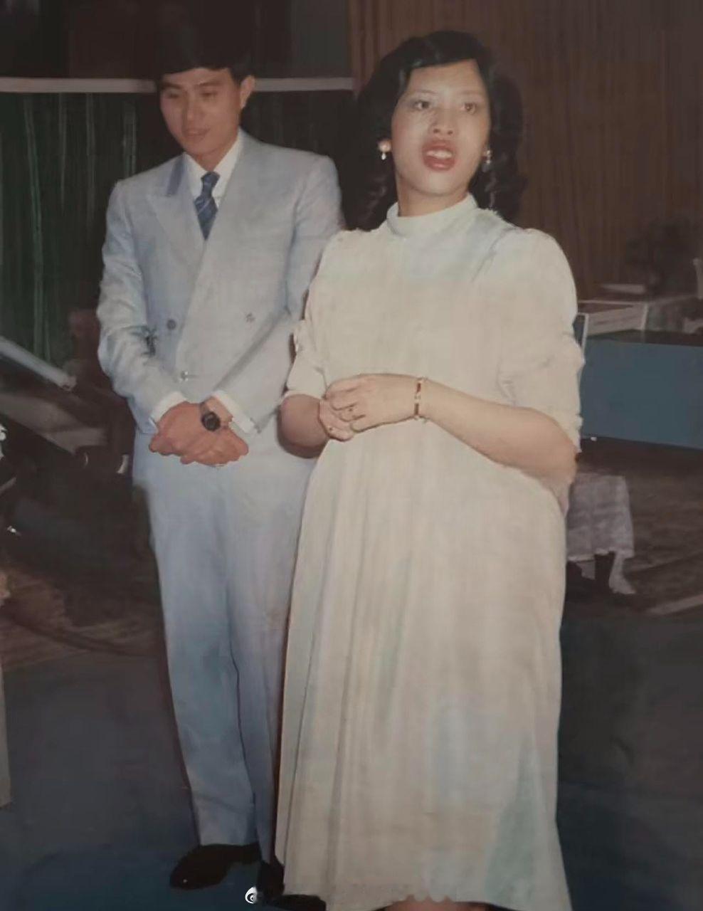 王室王室泰国王室暹罗往事老照片：“诗丽帕的降生”。1982年，朱拉蓬怀着诗丽帕