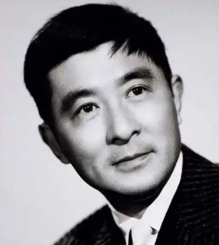 1945年，被关押6年的赵丹出狱，他满心欢喜的找到妻子后，却发现妻子挺着大肚子，