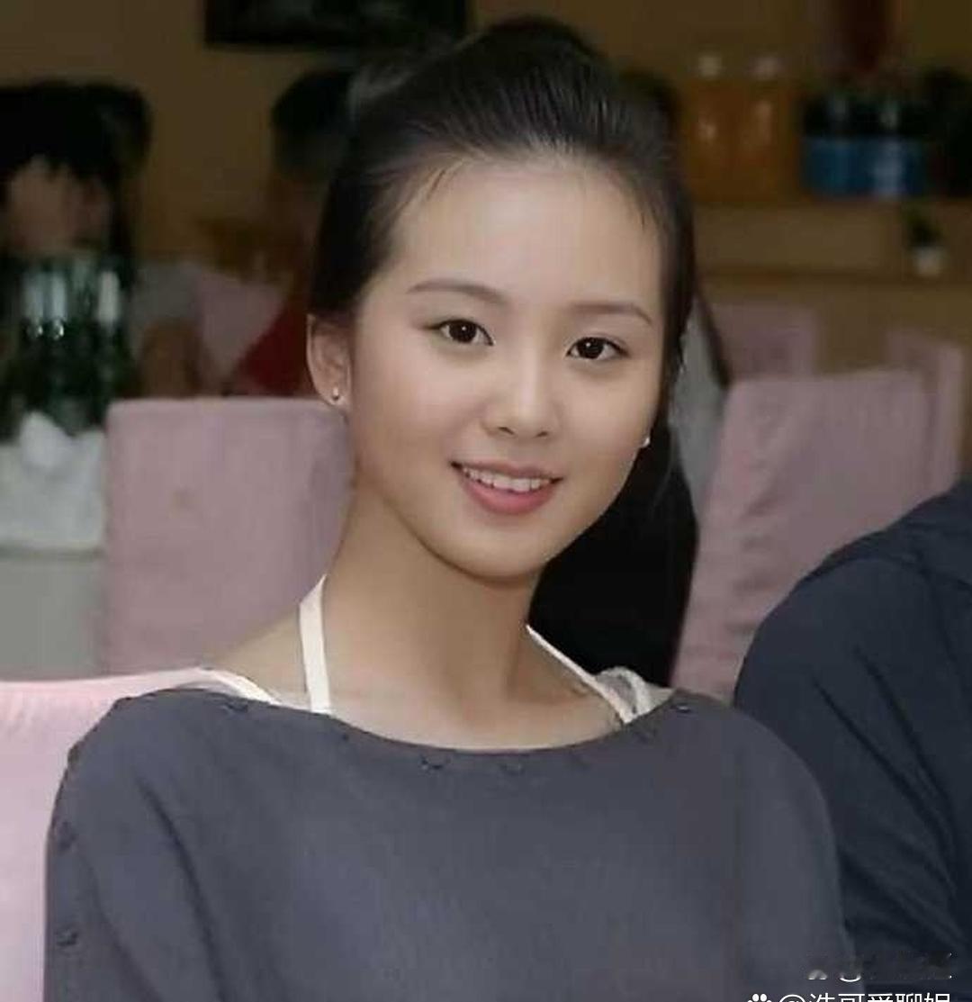 刘诗诗年少时期，颜值气质惊艳出圈，妥妥的初代氛围感美人。