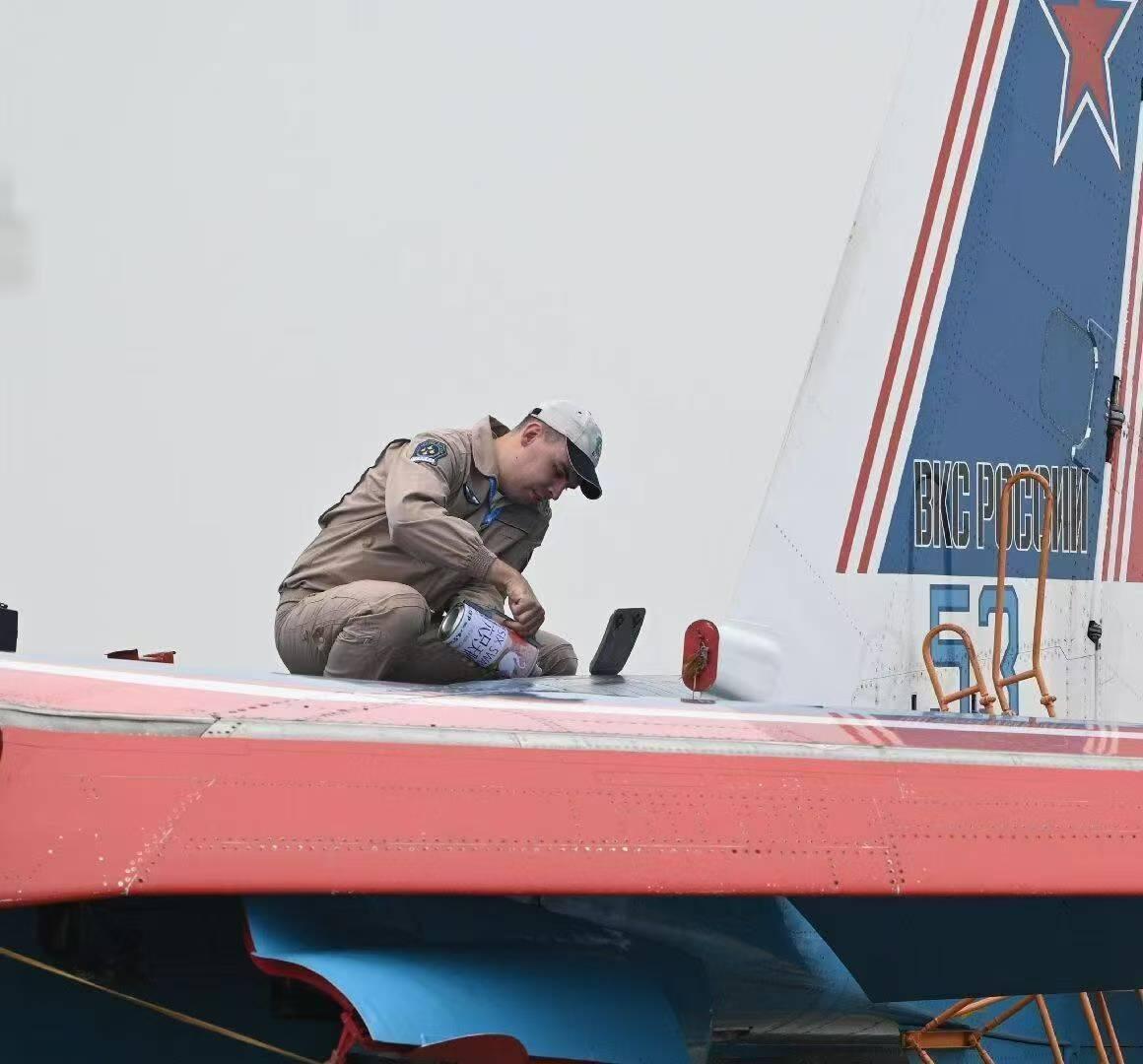 战斗民族就是豪放，有事没事喝两口，就算是国际飞行表演也挡不住他们的“爱好”。南昌