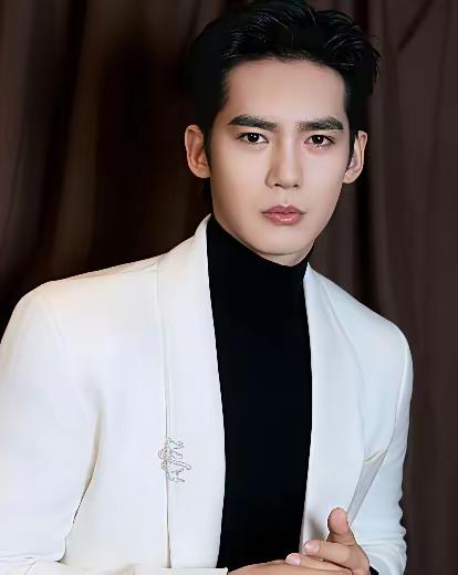 别再叫于适“小鲜肉”了，这词儿配不上他的本事。你以为他靠脸混圈？人家推开门