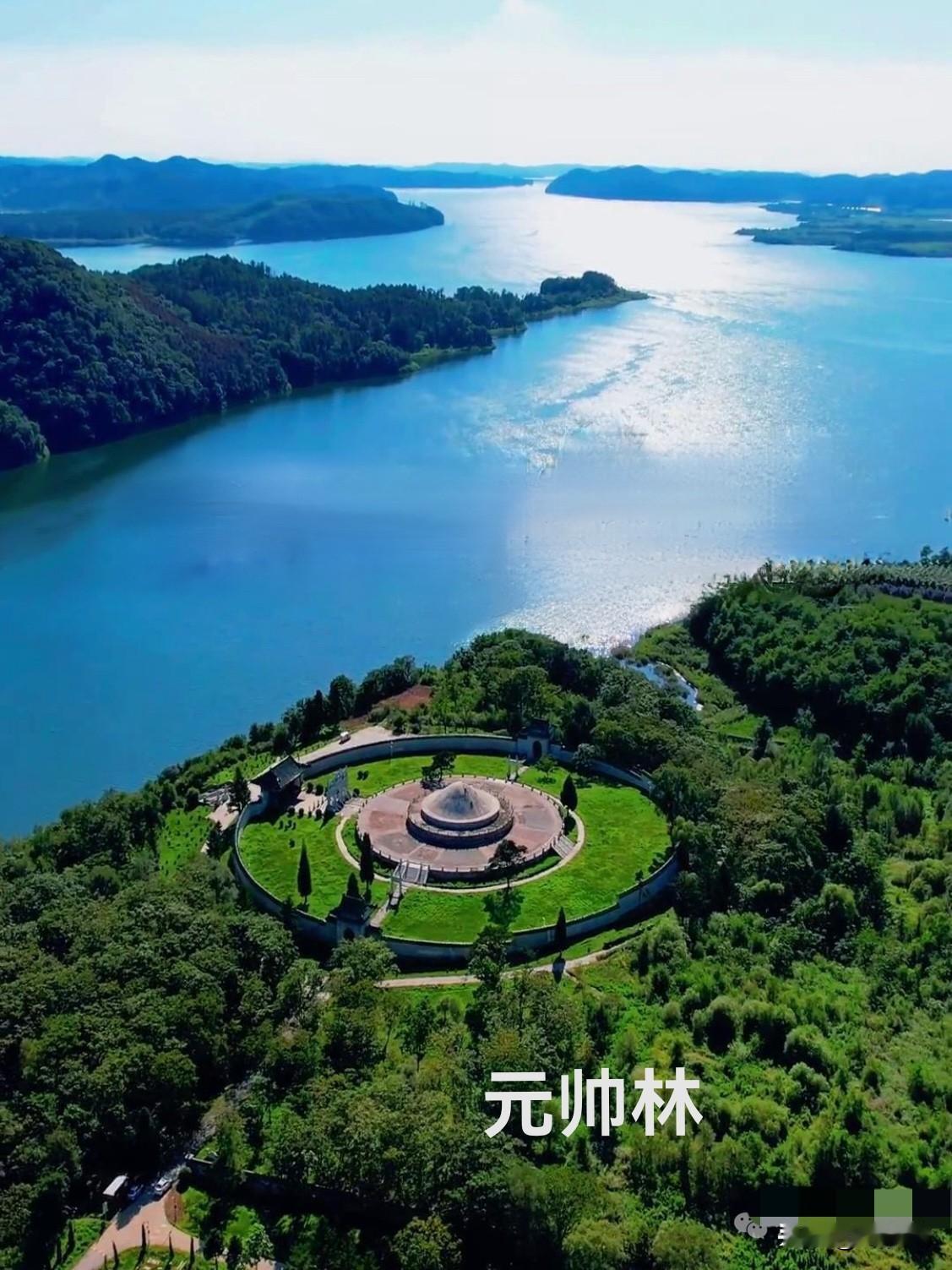 张学良为父亲张作霖修建陵墓，取名“元帅林”。为了追求顶级规格、缩短工期以及获取最