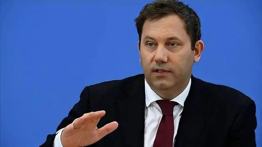 中国比亚迪可把德国财长惹毛了。德国铁路公司订了3300辆混合动力或纯电动巴士，