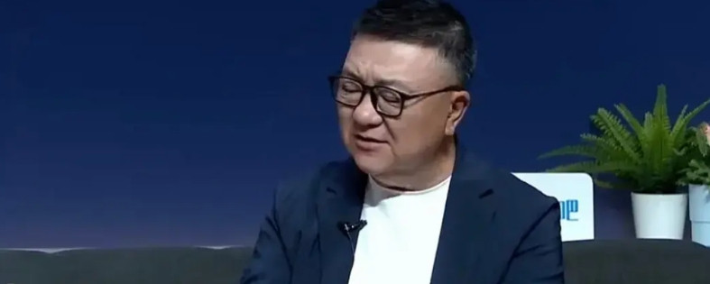 男足可以含笑于九泉了！因为即使摆烂成现在这样，还是有人爱，譬如说这个董路。董路对