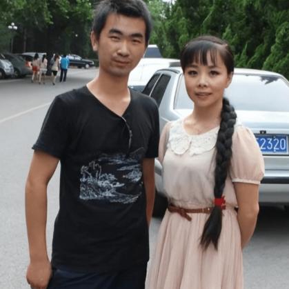 王二妮在成名后，男友李飞对她说：“二妮，分手吧，我们已经不再是同一个世界的人了。