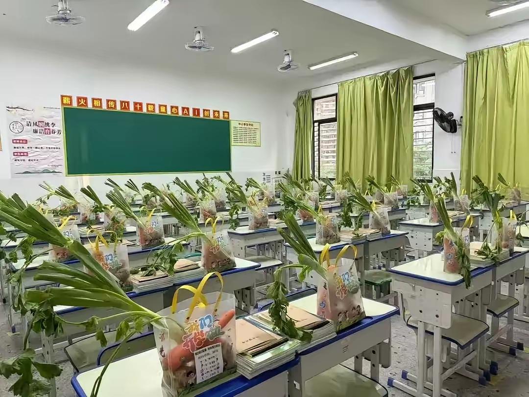 作为家长，我非常反感这种做法，既浪费粮食，又折腾大人孩子。看到眼前这一幕，以为