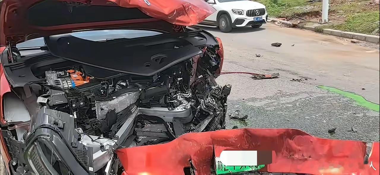 问界M9遭遇车祸啦！两车损伤程度看着差不多。这油车够厉害，竟能和号称1000万以