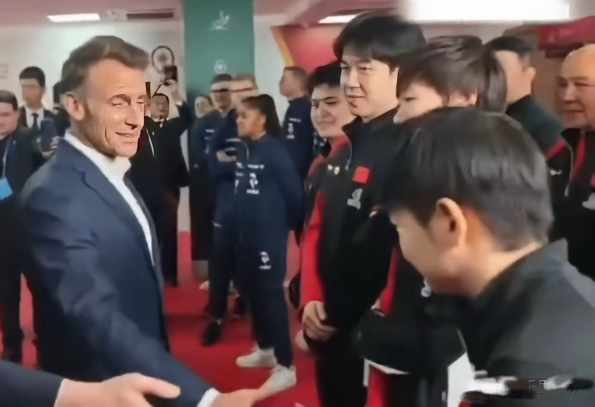 马克龙：我大老远跑过来了，不让我跟莎莎打，我就一直夹着音喊莎莎！马克龙和小布都