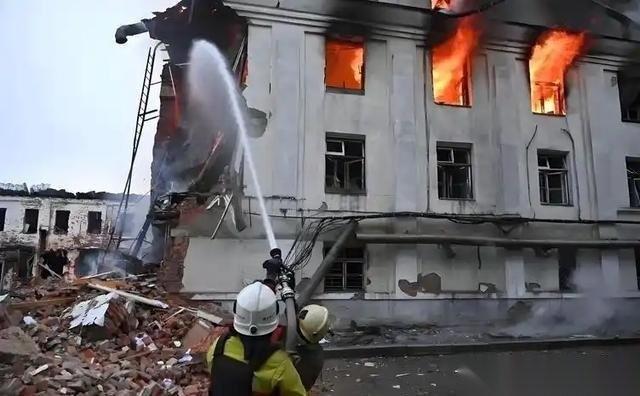 “如果你敢打乌克兰，我就要轰炸莫斯科，把莫斯科炸成稀巴烂”，还对中方放狠话，“如