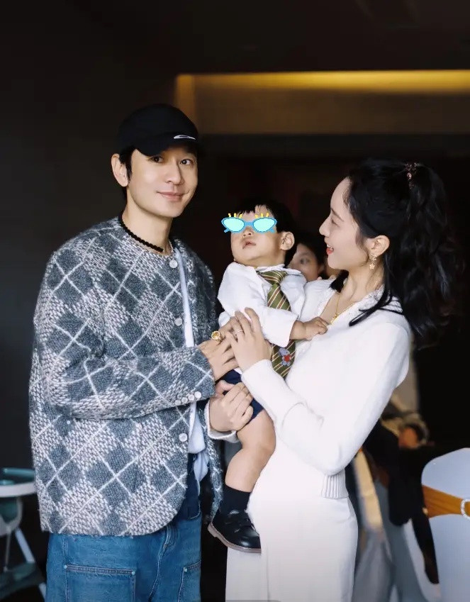 黄晓明一家4口参加生日宴，小海绵被奶奶搂在怀中，长腿溢出屏幕！