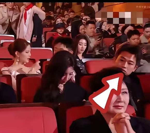 欧豪这一眼，藏了多少没说出口的牵挂！微博典礼上，镜头抓个正着——马思纯坐在左