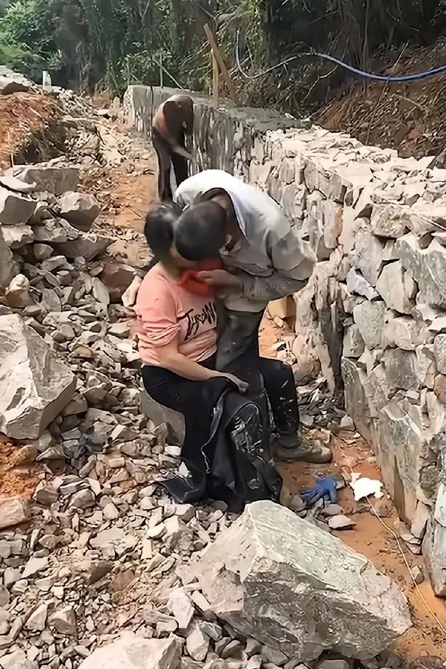 一个让人泪目又感动的画面：一对老夫妻在工地上帮队伍砌水渠，两夫妻看起来应该有5