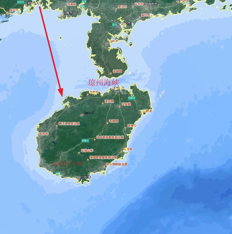 海南岛3.4万平方公里，为何难觅世界级大港？一艘满载集装箱的巨轮缓缓靠泊洋浦