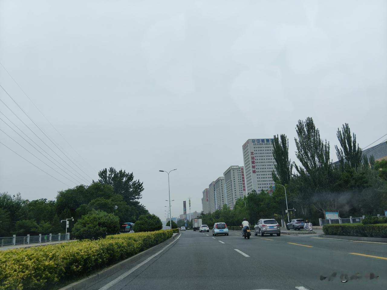 今天坐车去兰州市安宁区沙井驿，车往前飞奔而去，风景逐渐后移。趁很闲的功夫一路