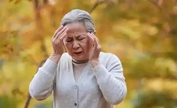 寒冷的季节对大多数人来说是一段宁静的时光,但对脑梗塞患者而言,寒冷却是一位不速之