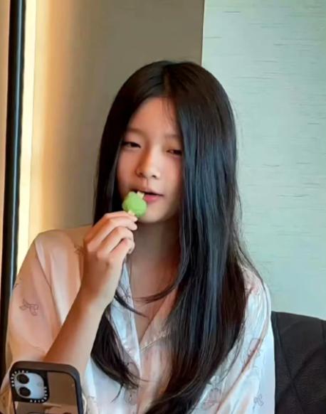 有些光芒，好像是天生注定的！小玥儿一露面，小S女儿的努力全白费！基因这个东