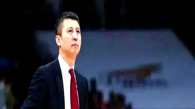 有多少人一夜无眠，让中国男篮气的。他亲手拆散了孙铭徽那个冠军阵容的默契配合，又用