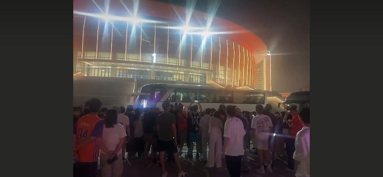 上海球迷是真懂球啊。他们围着浙江广厦的大巴车。不停地欢呼，说感谢孙铭徽。这让孙总
