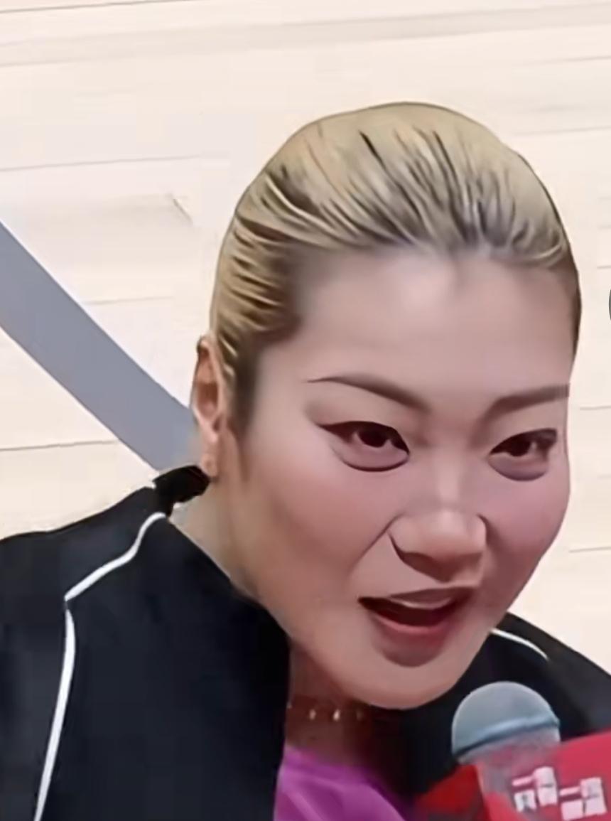 李梦盛装现身，球迷欢呼雀跃！[玫瑰][赞][大笑]久不露面的前中国女篮主力队员李