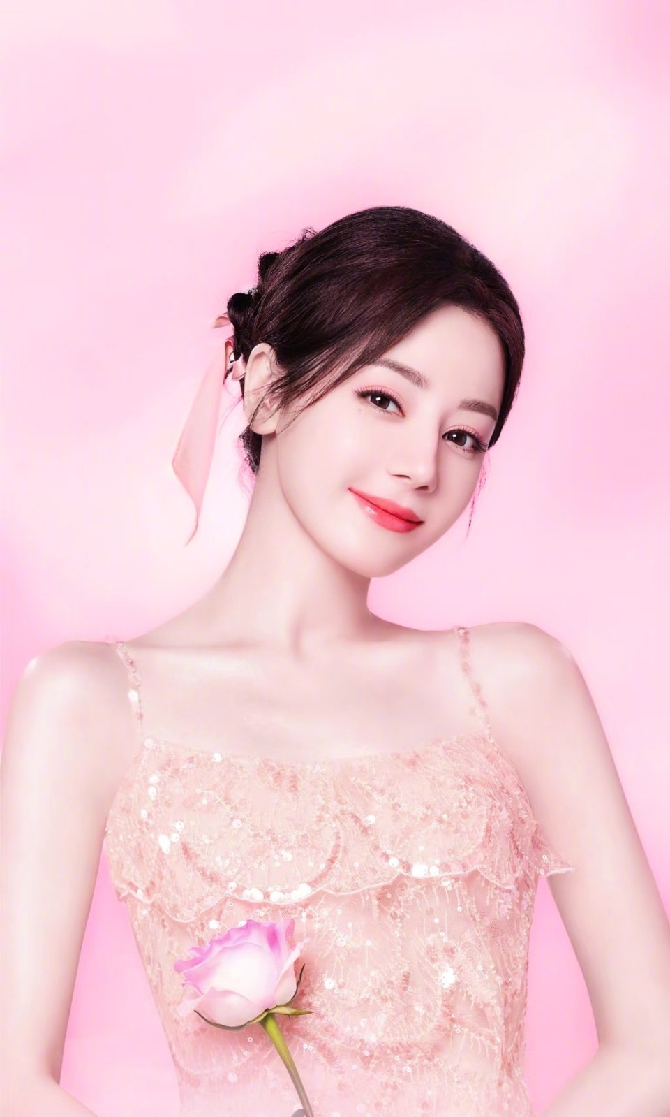 杨幂连续6年为迪丽热巴庆生说迪丽热巴是杨幂一手捧红的没问题吧！难得的是杨幂从来