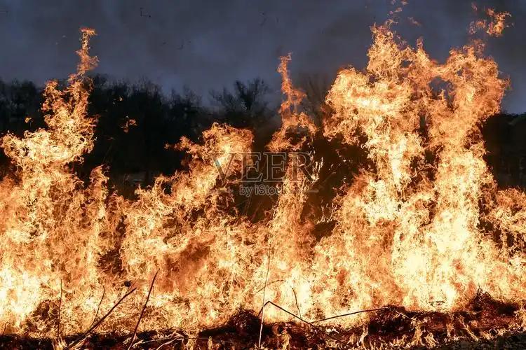 关于四川南充蓬安县徐家镇田地自燃事件，初步判断为天然气自燃，相关情况如下：事